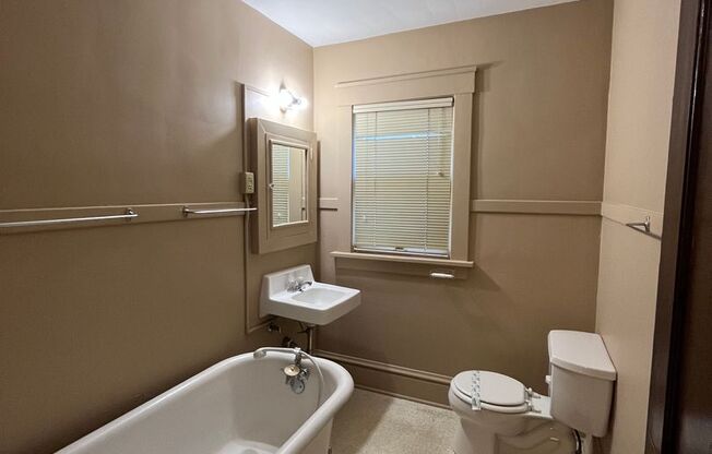 3 beds, 1 bath, $1,100, Unit 307 1/2 Phoenix