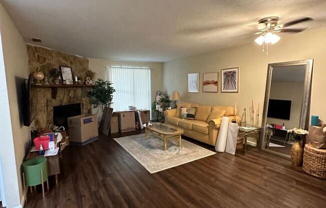 2 beds, 1 bath, 885 sqft, $1,300, Unit 2857