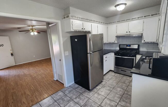 2 beds, 1 bath, $1,100, Unit 10