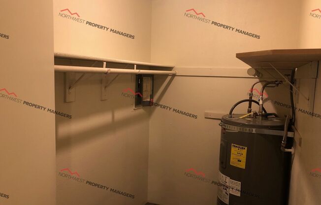 1 bed, 1 bath, 640 sqft, $1,140, Unit #33