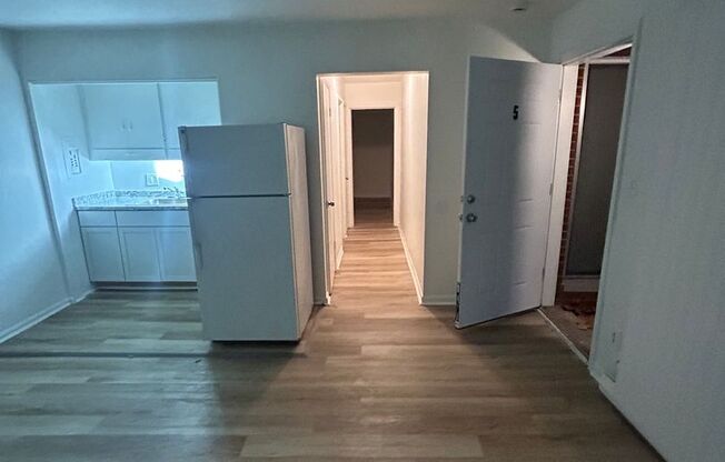 MOVE IN READY ONE BEDROOM !! Half off-security deposit!!