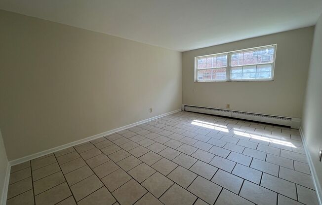 1 bed, 1 bath, 650 sqft, $825, Unit 940-12