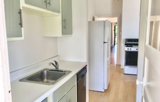 2 beds, 1 bath, $3,495, Unit 3963 24th Street