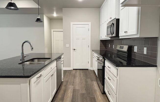 Large 2 Bed, 2 Bath in Beautiful Well-Maintained Neighborhood