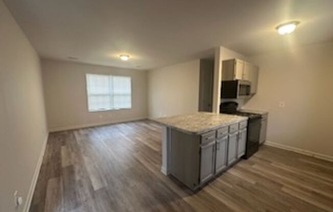 3 beds, 1 bath, $1,300, Unit Unit 3