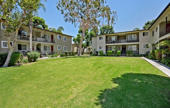 Luxury Apartments in Baldwin Village CA - Gloria Homes - Large Grassy Courtyard