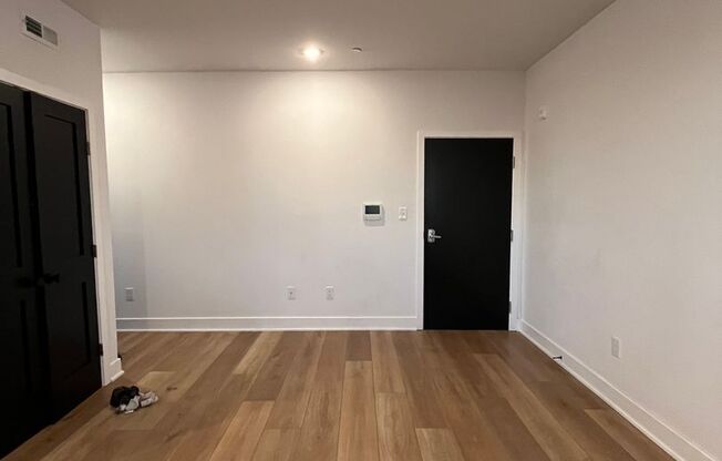 1 bed, 1 bath, $1,300, Unit 11