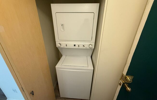 2 beds, 1 bath, 859 sqft, $2,695, Unit C-202