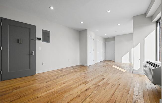 2 beds, 1.5 baths, 826 sqft, $5,800, Unit 5J