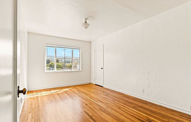Top Floor Art Deco Apartment in Laurel Heights; 2 Bed, 1 Bath Near Shops & Transit!