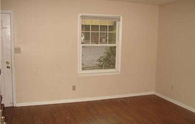 Move-In Ready 2BR/1.5BA End-Unit Townhouse Near Hanes Mall!