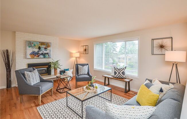 Kirkland 5 bd 3 Bath single family house with fully fence backyard. Close to Totem Lake Mall