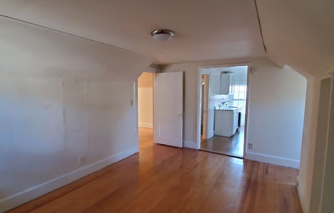 1 bed, 1 bath, $725, Unit A