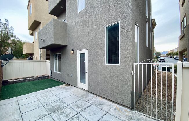 3 beds, 3 baths, $2,050