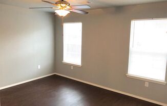 3 beds, 2 baths, $1,100, Unit A