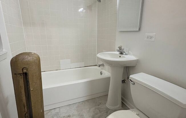 2 beds, 1 bath, 672 sqft, $1,165, Unit CA 133-2E