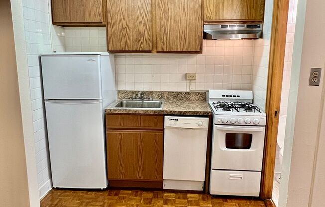 Studio, 1 bath, 300 sqft, $1,395, Unit 644-211