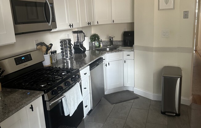 2 beds, 1 bath, $3,400, Unit 1