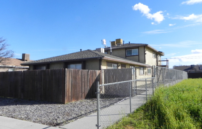 124 E STANISLAUS AVE