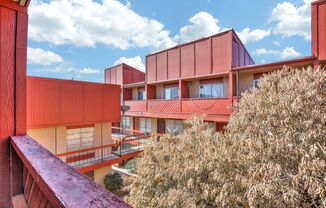 Stylish Two-Story Unit in Macarthur Townhomes with Modern Amenities