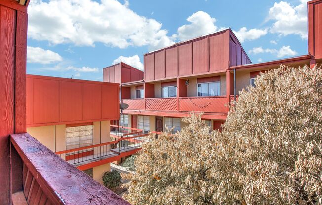 Stylish Two-Story Unit in Macarthur Townhomes with Modern Amenities