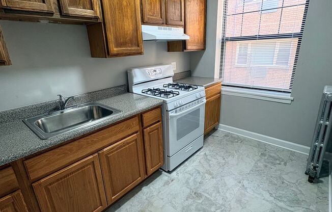 3 beds, 1 bath, 1,003 sqft, $1,350, Unit CA 127.5-2W
