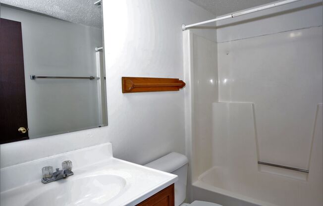 2 beds, 1 bath, $840, Unit 2500-5