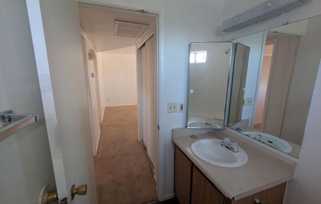 2 beds, 1 bath, $950, Unit 2118 W. BELMONT AVE, #203