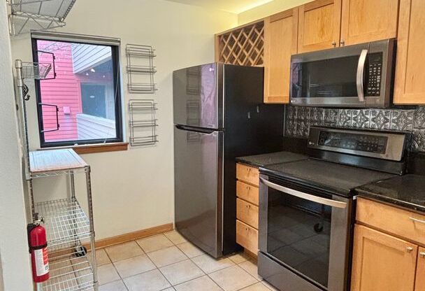 Spacious 2BR/2BA Condo – 1,086 SF + Parking + River Views | NW Portland