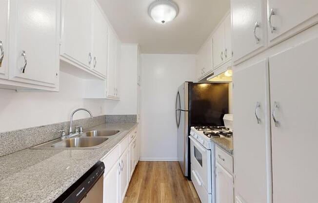 425 N HOBART BLVD