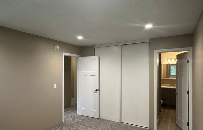 2 beds, 2 baths, 1,000 sqft, $1,350, Unit 2706