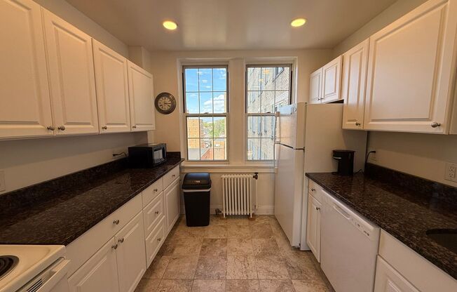 2 beds, 2 baths, 1,303 sqft, $3,000, Unit New King Edward  607