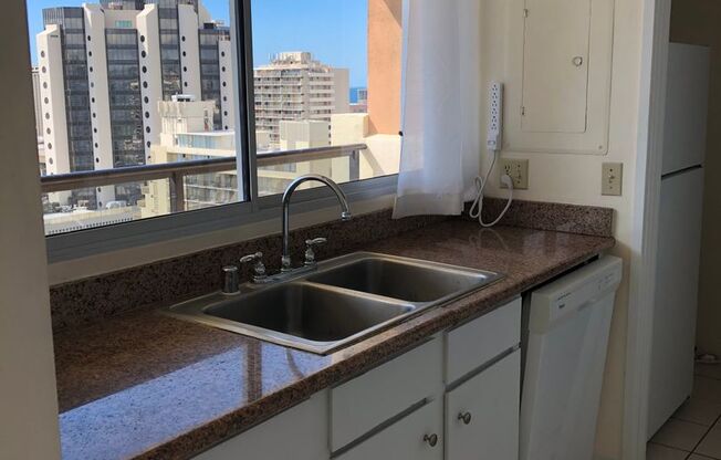 1/1/2 - Penthouse Unit- Utilities Included - Large Covered Lanai w/Ocean & City Views