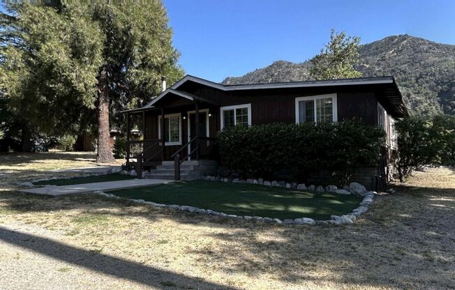 Gorgeous Fully Furnished 3 Bedroom 2 Bath Home in Mountain Home Village Community!