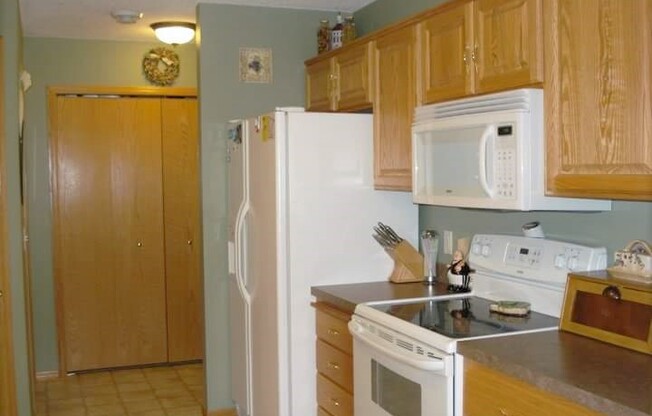 Available sept 01, 3bd, 2ba End Unit Town Home in Great Neighborhood