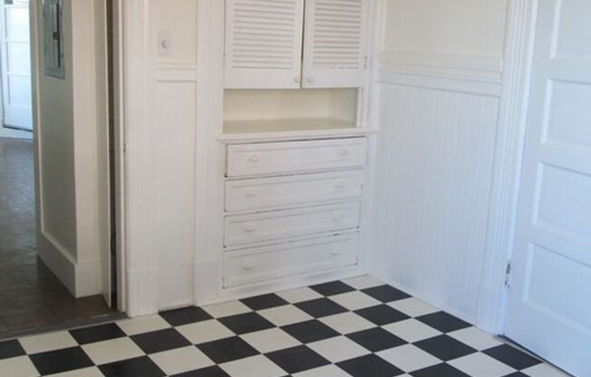 Amazing View! Charming Studio Unit! Bay View! PROGRESSIVE