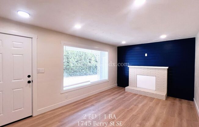 Gorgeously Remodeled 2 BD/1BA Duplex