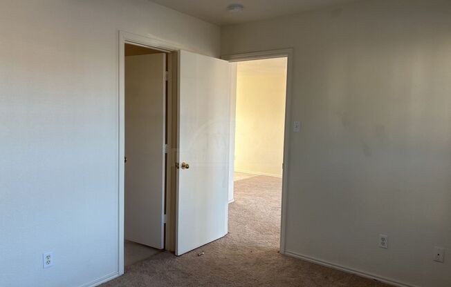 2 beds, 1 bath, $795, Unit 1709 Spring Rose Unit A