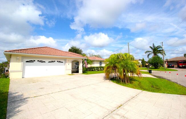 Spacious 4 Bed 3 Bath HOME on SALT WATER CANAL, PALM COAST!