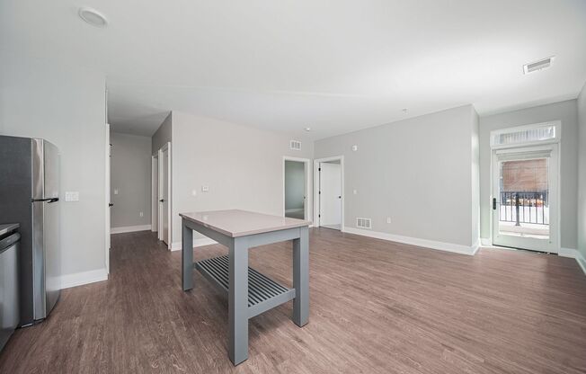 2 beds, 1 bath, 887 sqft, $1,575, Unit 225