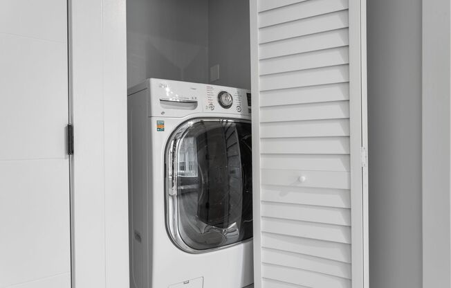 Studio, 1 bath, 280 sqft, $1,600, Unit 305