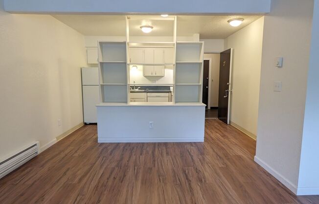 1 bed, 1 bath, 700 sqft, $1,125, Unit #33