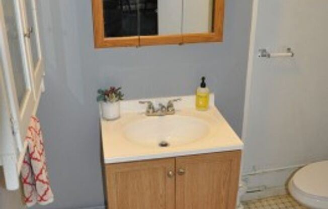 3 beds, 1 bath, $2,100, Unit 118-3