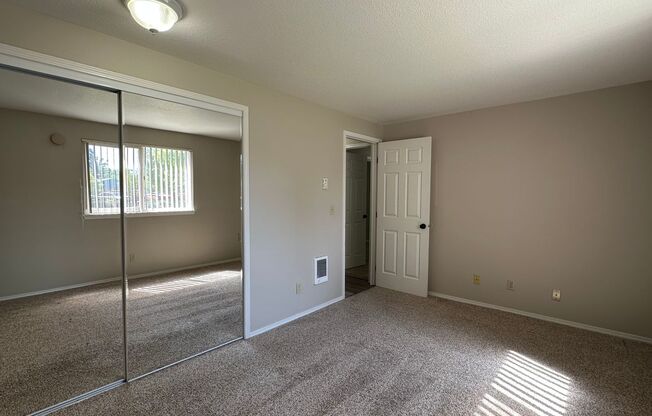 2 beds, 1 bath, 840 sqft, $1,295, Unit 01