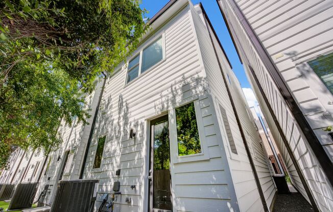 LIMITED TIME: 50% OFF FIRST MONTH'S RENT!