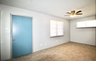 2 beds, 1 bath, $850, Unit #3