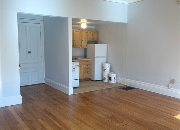 Studio, 1 bath, 400 sqft, $2,200, Unit 4