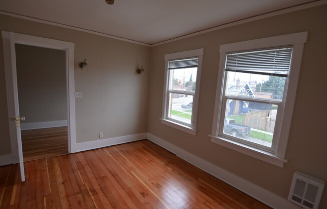 2 beds, 1 bath, 750 sqft, $1,295, Unit J