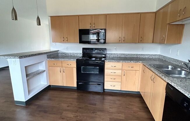 3 beds, 1.5 baths, 1,370 sqft, $1,900, Unit 2440-4