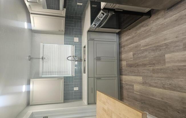 1 bed, 1 bath, 700 sqft, $1,300
